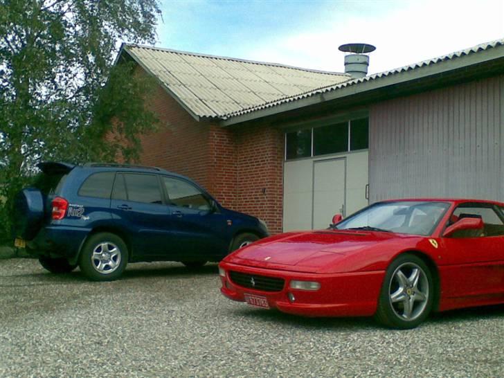 Ferrari 355 -GTB -  - Her står hun ved siden af firmabilen.. Mastrup AU2style. billede 16