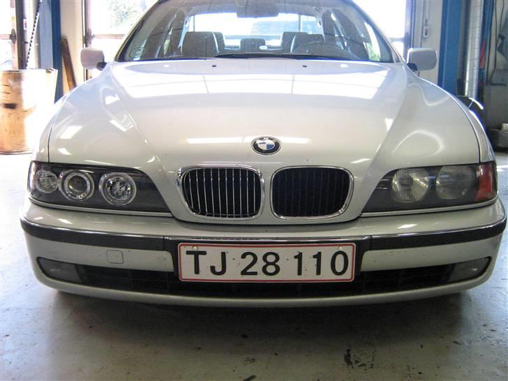 BMW E39 523i TILSALG TILSALG - her er den ene side lavet lygte+gril billede 8