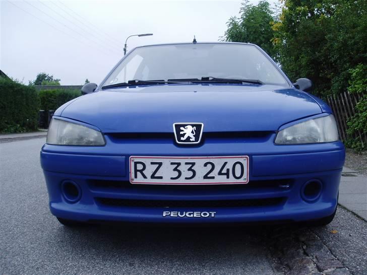 Peugeot 106 1.6 Rallye - Forfra, inden den nye lakering. billede 1