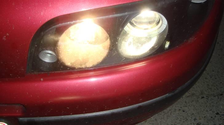 Fiat Punto 16v    SOLGT - Normal halogenpærer til venstre og 4300 xenon til højre.. billede 6