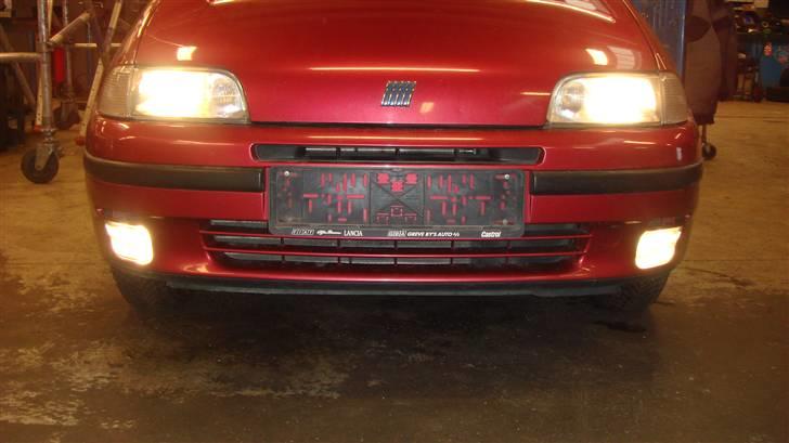 Fiat Punto 16v    SOLGT - Den er blevet lidt pænere siden den gang.. igang med 4300 xenon i tågelys oss.. billede 9