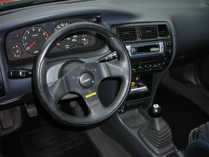 Toyota corolla 1.6 gsi SOLGT - mit nye lille 280mm momo rat super fed og ny gearknop hjemmelavet =) billede 5