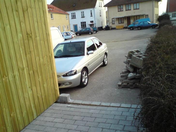 Ford Escort - Sådan ser den ud idag.. bare uden 17".. stadig ingen billeder med dem på :P   31/5-09 billede 9