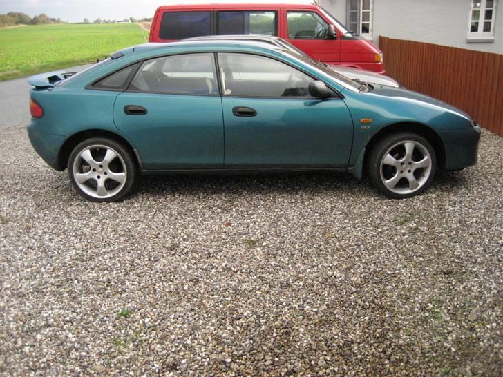Mazda 323f SOLGT - set fra siden den ser sku godt ud billede 1