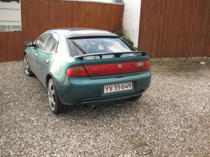 Mazda 323f SOLGT - den er lidt kedelig men der kommer snart en pot på lige så at den har lidt bag til billede 3