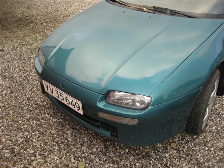 Mazda 323f SOLGT - set forfra vil gerne snart have øjnskygge på så den er lidt ond billede 5