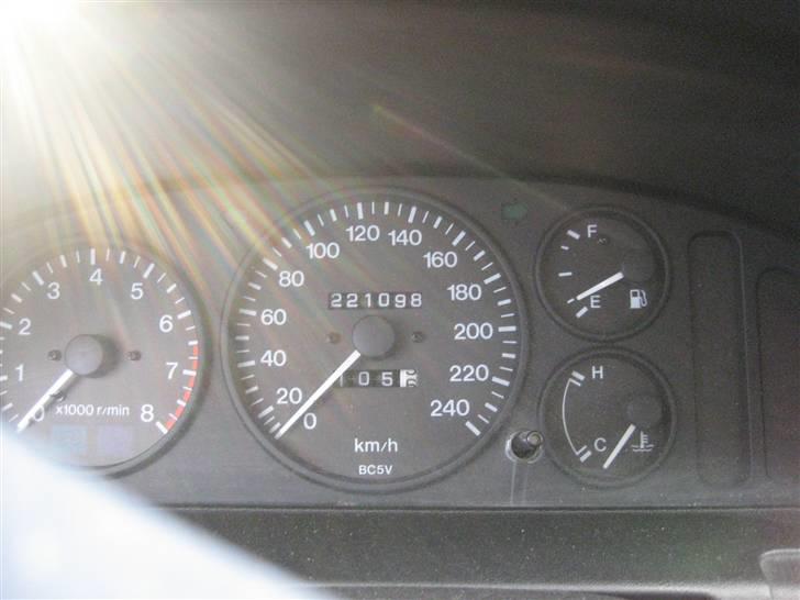 Mazda 323f SOLGT - det er så spido den har ikke gået så langt til den alder billede 6