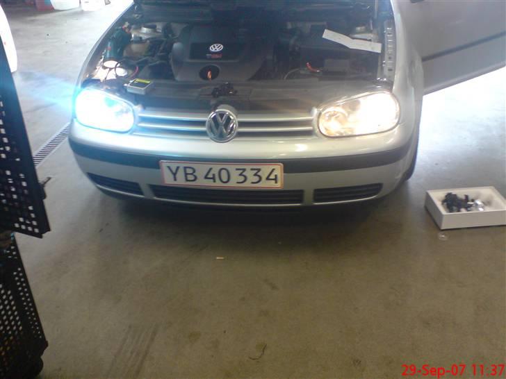 VW Golf IV TDI PD 140HK - Igang med xenon istallation... billede 13