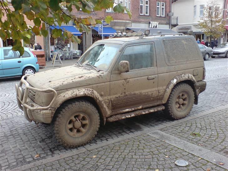 Mitsubishi Pajero 3.0 V6 24V - Billede taget af p-vagt i holbæk by.... billede 5