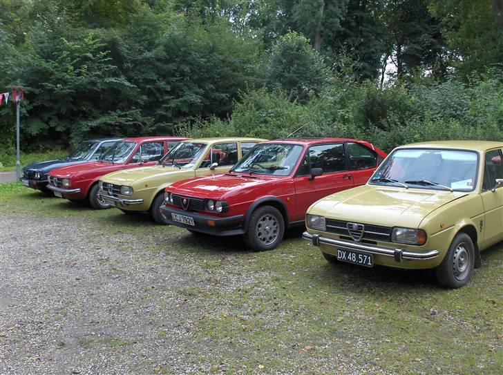 Alfa Romeo Alfasud N - ´Suden i RIGTIGT godt selskab. Ved siden af den er en engelsk S3 Ti´er, schweitzisk L´er, svensk L´er og Michaels "Ti-wannabe"   billede 20