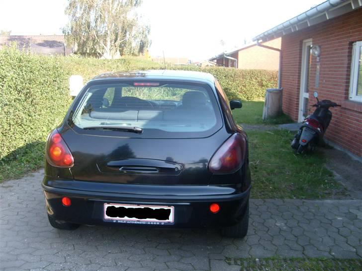 Fiat Bravo (Solgt) - Bagfra. Hvor man kan se det eneste rust bilen har. lige til højre ved siden af håndtaget til at åbne baggagerummet. billede 13