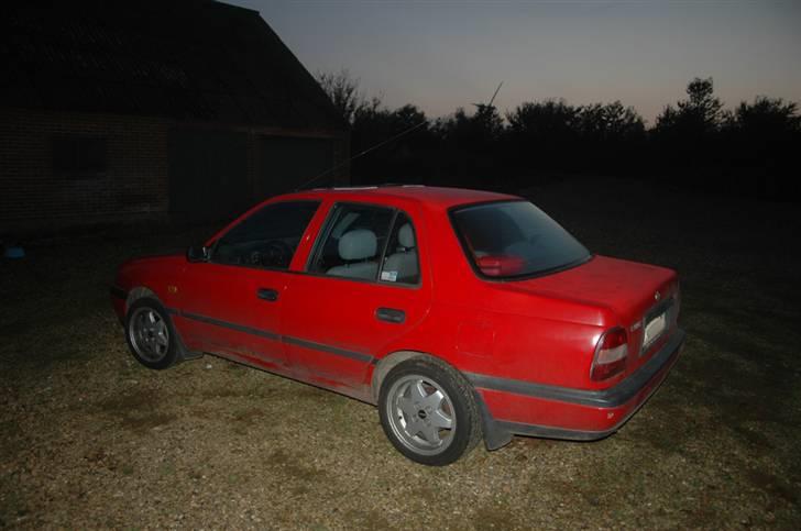 Nissan Sunny SKROTTET billede 4