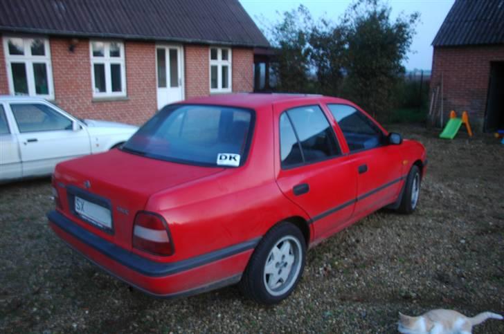 Nissan Sunny SKROTTET billede 9