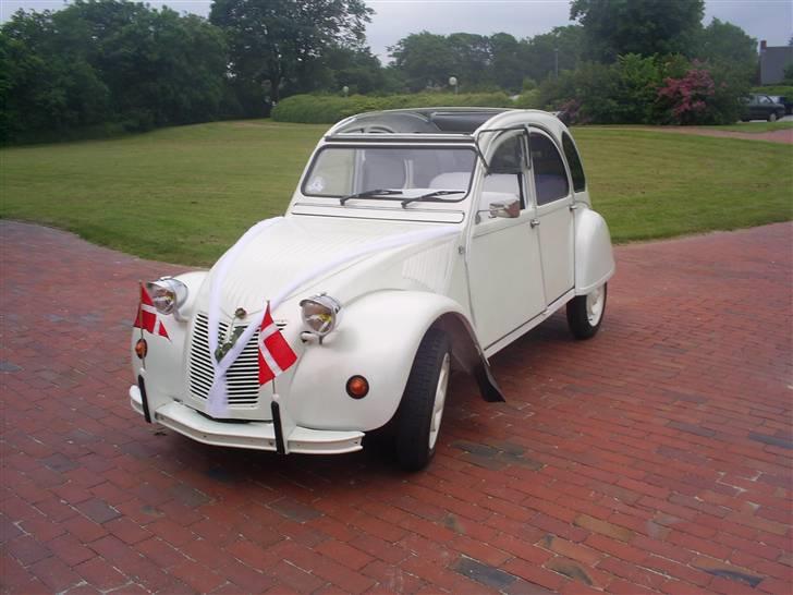 Citroën 2 cv 6 - Så kom vi ud til kirken billede 2