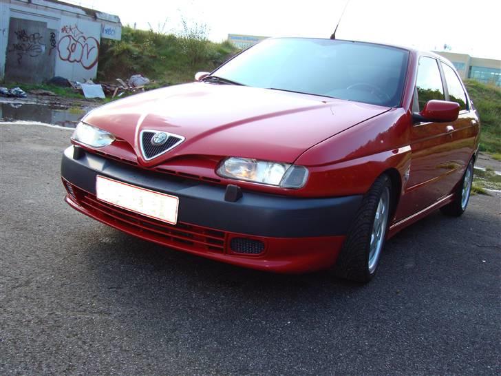 Alfa Romeo 146 Ti Novitec Turbo " Bud modtages" - Her kan man se at tågelygterne er afmont, og der er sat sort alugitter i i stedet for billede 4