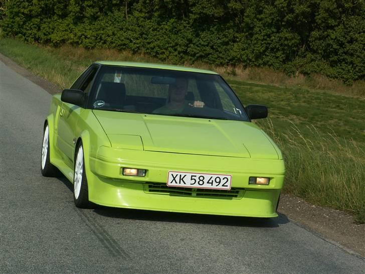 Toyota MR2 Turbo  -Trackday bil- - Det hjemmelavede sideskørt er ført sammen med de brede skærmkanter. Alt er lavet i jern, også fronten. Her kan man også se hvor meget bredere sporviden er i bag på grund af spacerene.  billede 4