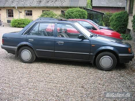 Mazda 323 LX - Det er så mi fine Mazda..!!!  Den rykker bare fra alle kør ude på markerne.. og når jeg cruizer med vinduerne nede kikker de bare for meget..!! :P billede 1