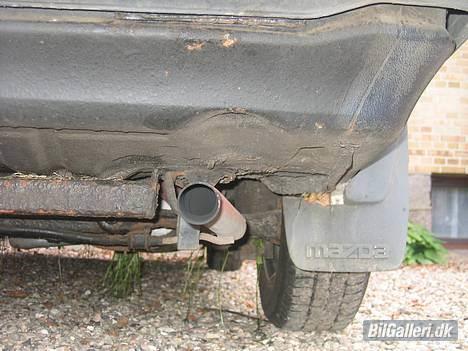 Mazda 323 LX - Her ses den nye Remus udstødning med DTC look..  Eller :S billede 8