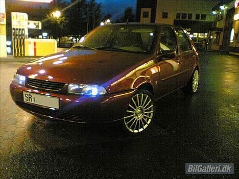 Ford Fiesta - Fiestaen på kvelden, med hvite led parklys på. billede 2