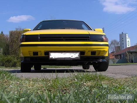 Toyota Celica 1.6 Twincam Solgt - endelig fik jeg malet den underlæbe og sat den på samt toning af grill om man vil. billede 1