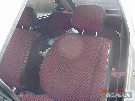 Mazda 323 - Inden i. billede 4