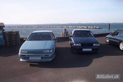 Toyota Corolla GT Coupé - Mig og min kammerats Coupe´er. Den har desværre også fået et tryk på fronten, så der skal også skrues. billede 7