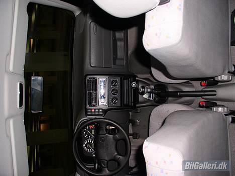 VW Polo 6N SOLGT!!! - Ja kabinen er jo ikke prangende, men en Momo-knop er det da blevet til.. billede 9