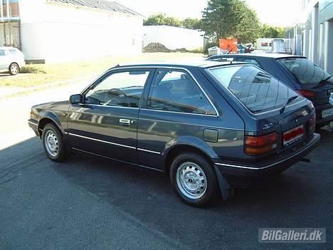 Mazda 323 1.3 LX SOLGT billede 2