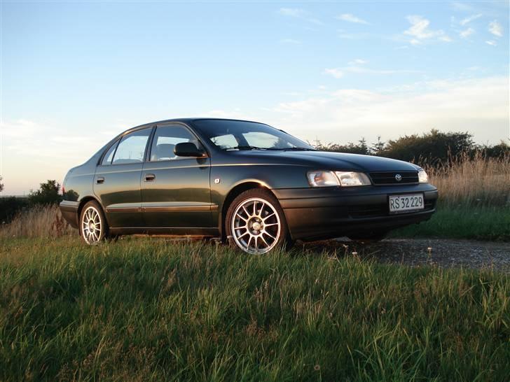Toyota Carina E billede 1