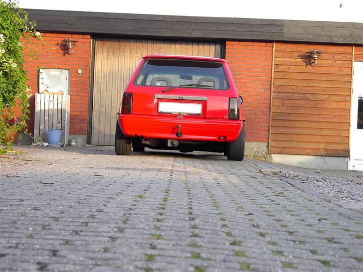 Opel Corsa A ( Solgt ) - Det skal lige siges bilen holder oven på en fordybning for ikke at gå på da stene er sunket. ellers går den på. billede 3