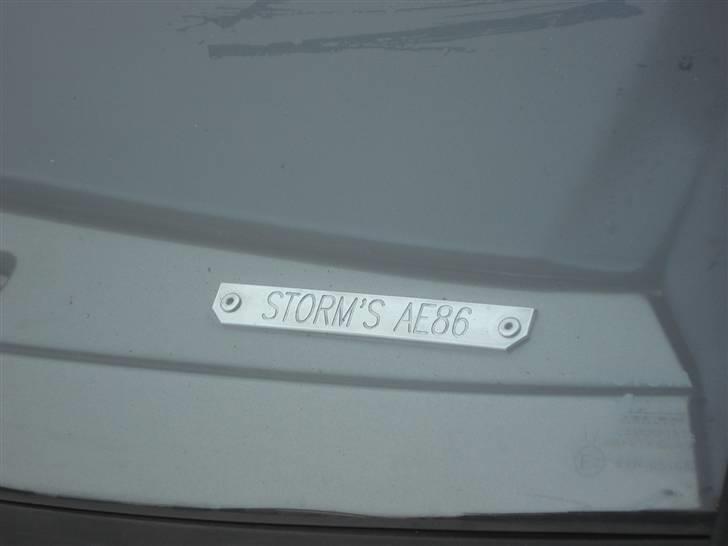 Toyota ae86 coupé - det er da vidst en enér endnu... hehe var lige hurtig inden der kom ny front rude i den. et meget godt kende tegn ved tyveri billede 7