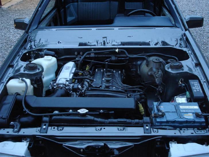 Toyota ae86 coupé - det er så motor rummet syntes selv det er blevet rimeligt godt  billede 9