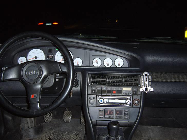 Audi S4 **SOLGT** - Et overblik over cockpittet, der er en masse urer og knapper at holde øje med... billede 4