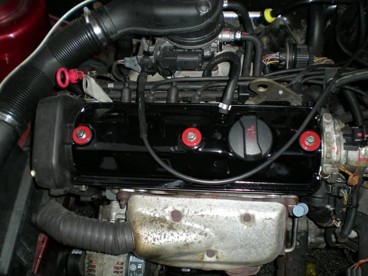 VW GOLF GL (SOLD) - skiftedt topakning. så skulde ventil dækslet også lige males nu når det var af :) billede 14