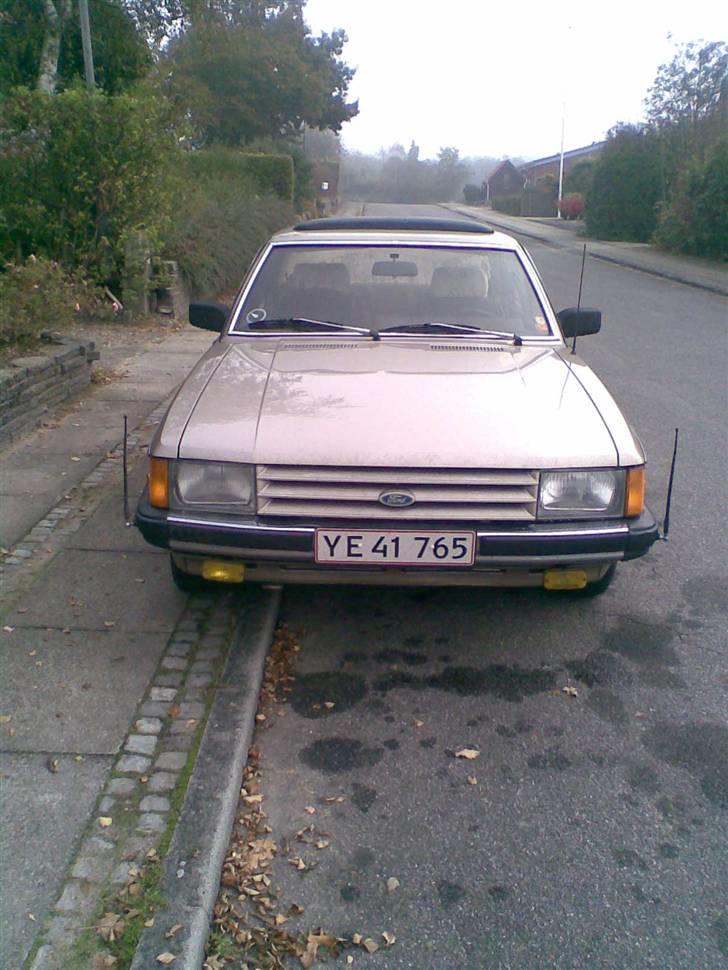 Ford Granada 2,3 - Som om bilen ikke er bred nok, har den tidliger ejer tilføjet to gummi antener til afstands bedømmelse for chaufføren  billede 1