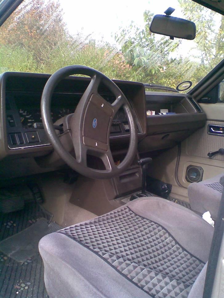 Ford Granada 2,3 - Selv radioen er original. billede 3