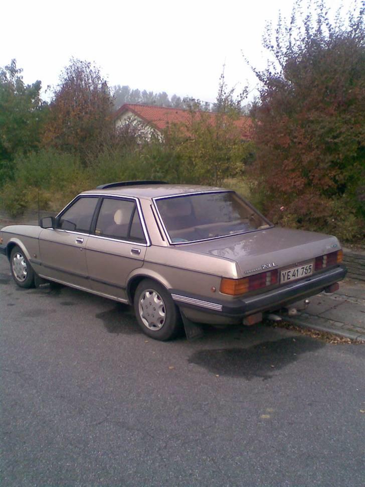 Ford Granada 2,3 - Som man kan se er der faktisk ikke noget rust af betydning. Der er dog et par steder med begyndende overflade rust, som jeg skal efter.  billede 5