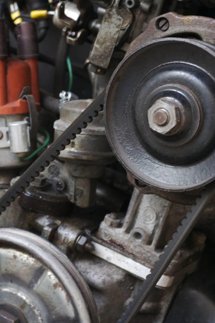 VW 1303 Bobbel > Die Grüne < - Jep..! Det er et maskinrum, ikke et teselskab :P billede 14