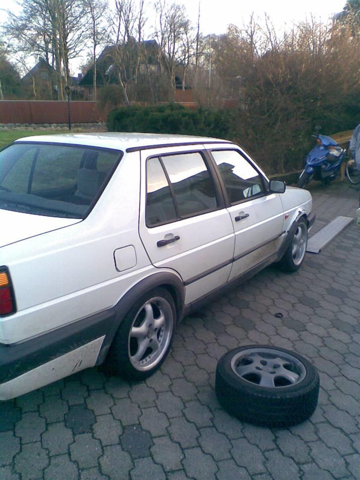 VW Jetta 1,8 SOLGT! - Her med mine nye 16" Rial fælge. billede 1