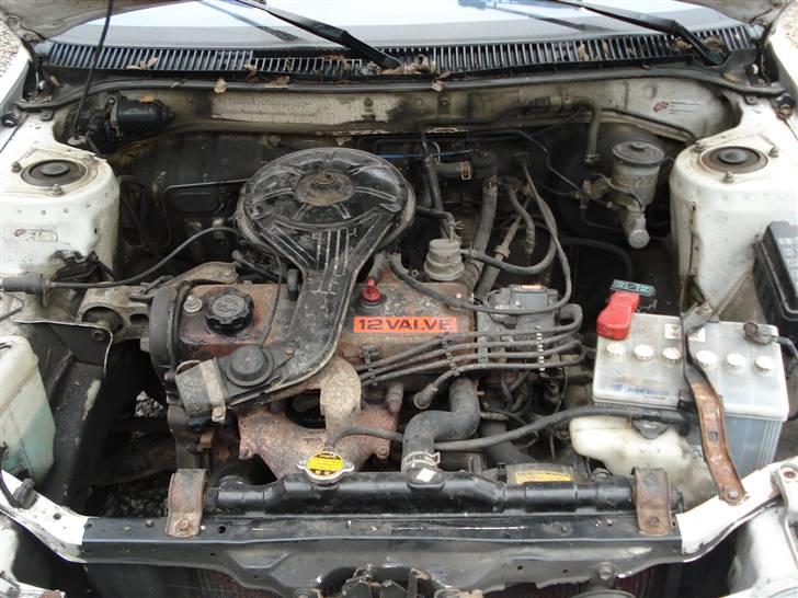 Toyota corolla ee90 - motor rummet der er blevet over sprøjtet med undervognsbehandling Fuck hvor skulle det for bydes man det er klamt  billede 6