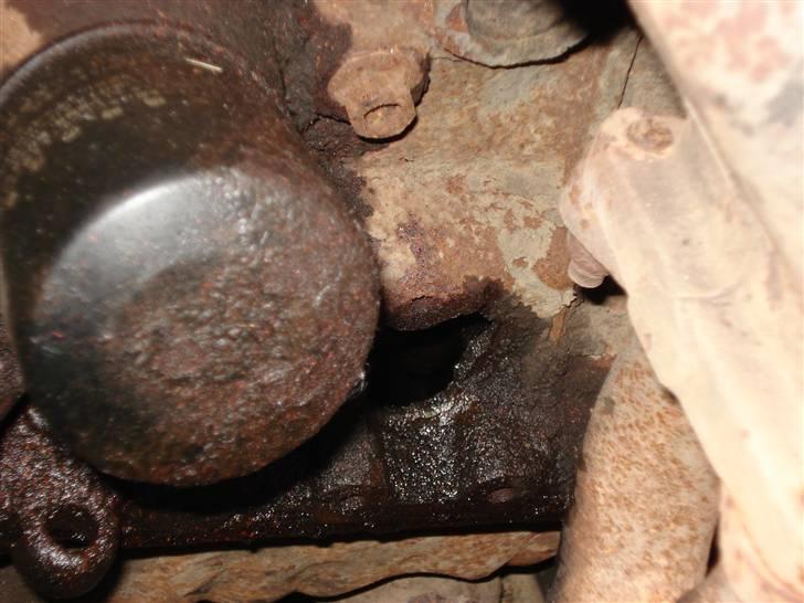 Toyota corolla ee90 - ja det er så hullet i blokken som i kan se ved siden af oliefilteret  billede 7