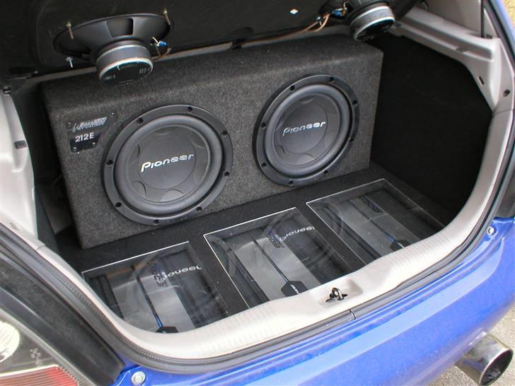 Nissan Almera 1.8 Sport Solgt - 2 x 12" Pioneer basser 2 x pioneer monoblocks & 1 Pioneer 4 kanals billede 10