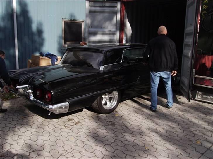 Amerikaner Thunderbird 428 *SOLGT* - Så triller den ud af containeren, og ud på dansk jord for første gang. billede 19