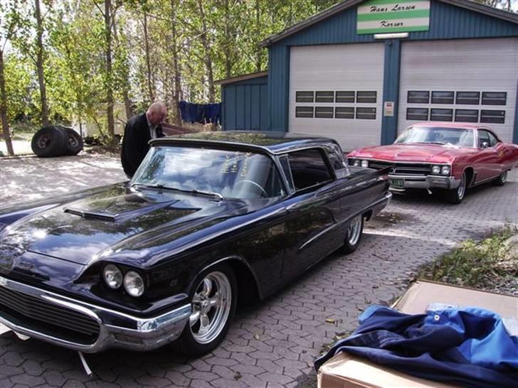 Amerikaner Thunderbird 428 *SOLGT* - Begge biler er nu ude. Så skal der checkes olie, vand etc. - Og SÅ startes op ! billede 20