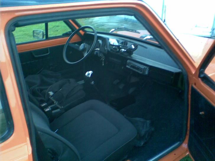 Fiat 127  - blank sort instrument bord og kopholderne billede 13