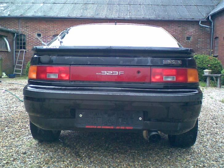 Mazda 323F''SOLGT'' - dårlig billed da den lige er vasket på billedet billede 2
