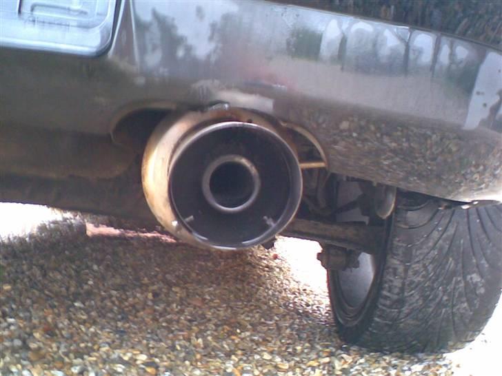 Mazda 323F''SOLGT'' - ikke andre der har sårn en udstødning det er speciel lavet i rust fri stål helevejen igennem af en ven der er smed billede 5