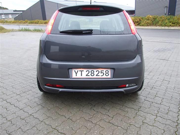 Fiat Grande Punto  (solgt) - Ja fiat mærket er fjernet, plade i svejst og hele bagklappen er fuldspartlet billede 7