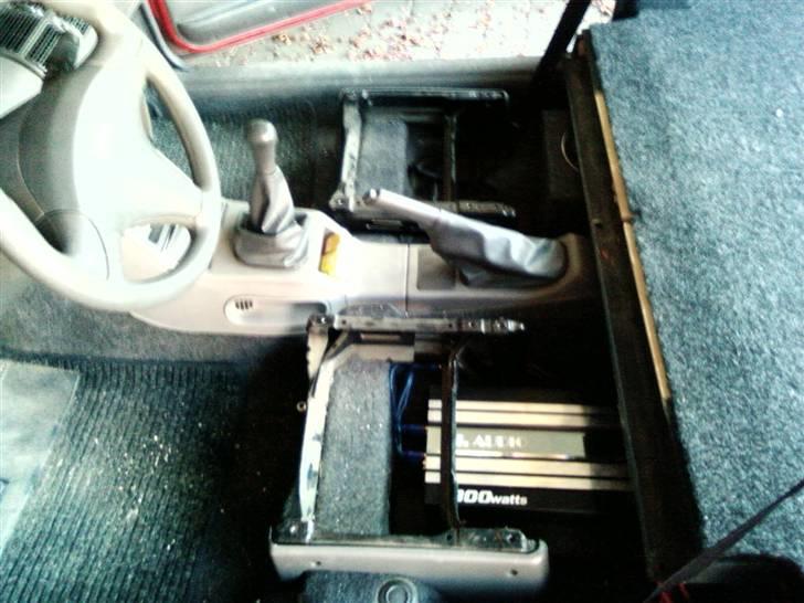 Fiat Punto Van 55 (SOLGT) - forstærker under føresædet og 8" bas under passeger sædet billede 17