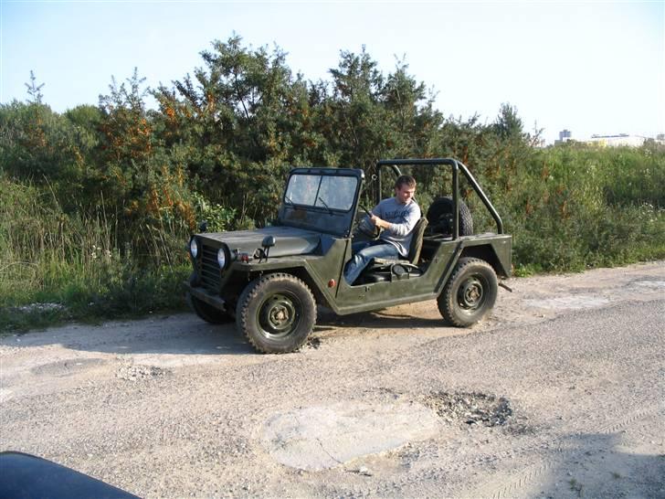 Ford M151 - Vi startede den efter at den havde stået stille i 1½ år, og vi havde når kørt ind i min Crx for bremsen virkede ikke da vi prøvede at trække den igang :D billede 1